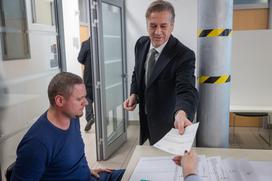 Premier Robert Golob in Tina Gaber Golob na predčasnem glasovanju pred referendumom o zakonu o pomoči pri prostovoljnem končanju življenja.