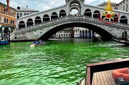 Beneški Veliki kanal obarvan v svetlo zeleno. So krivi aktivisti?
