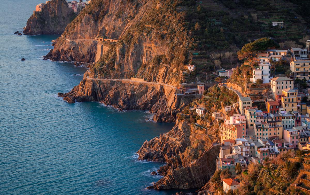 Pot ljubezni, Cinque Terre | Leta 2023 so Cinque Terre, ki imajo manj kot štiri tisoč prebivalcev, sprejele štiri milijone turistov.  | Foto Shutterstock