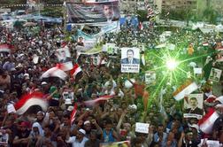 Mursijevi podporniki vztrajajo na protestnih taborih v Kairu