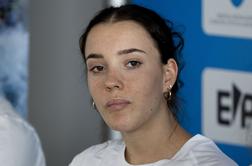 Rosa Rekar do šestega mesta, prvenec Annie Sanders