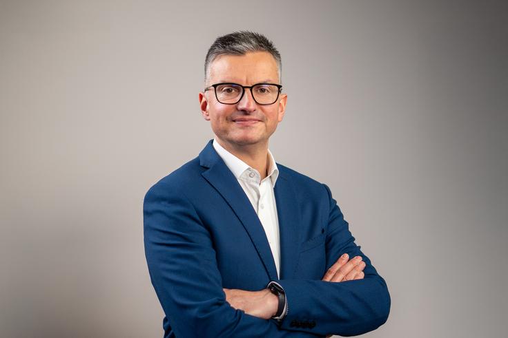 Čeprav ga danes vidimo kot evropskega poslanca, Šarec svojo prepoznavnost in vztrajnost gradi že vse življenje. Kot otrok je bil posvojen, odraščal je v rejniški družini in svojih bioloških staršev nikoli ni spoznal. "To ni nekaj, kar bi me bremenilo. To je del mene, del moje zgodbe," pravi.  | Foto: Liam Toni Šironjič