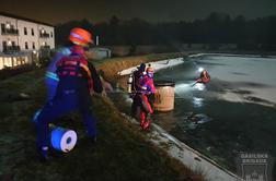 Mariborski gasilci rešili dve osebi z zaledenelega ribnika