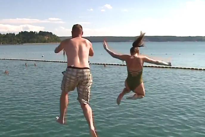 Novinar oddaje Poletni Dan. na koncu javljanja v živo skočil v morje #video