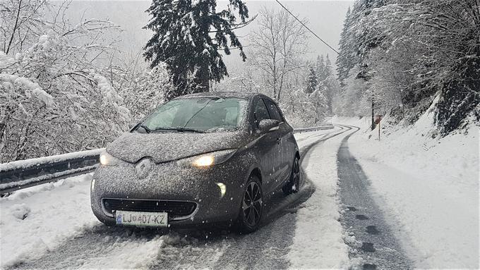 Renaultov zoe je ob BMW i3 v Sloveniji za zdaj najbolj razširjen električni avtomobil. Medtem ko tekmece premaga po hitrosti polnjenja na izmeničnem toku, ne omogoča hitrega polnjenja prek enosmernega toka. | Foto: Gregor Pavšič