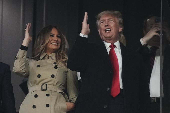 Ker sta Donald in Melania med ogledom bejzbolske tekme med moštvoma Atlanta Braves in Houston Astros skupaj z drugimi navijači domačega moštva izvedla t. i. tomahawk chop (to bi lahko prevedli kot zamah s tomahavkom), sta bila deležna tudi graj. Zamah s tomahavkom (gre za mahanje z roko, kot da bi nekaj sekal s tomahavkom) naj bi bil namreč rasističen in žaljiv do ameriških staroselcev - Indijancev. Kamere so med tekmo tudi posnele trenutek, ko se zdi, da Melania malce zavija z očmi, kar je bil za številne Trumpove nasprotnike spet znak njenega nezadovoljstva z možem. | Foto: Guliverimage/Vladimir Fedorenko