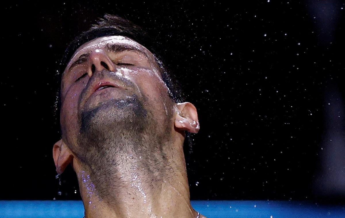 Novak Đoković | Tako izčrpanega Đokovića, ko se zaradi izčrpanosti trese, do zdaj še nismo videli. | Foto Reuters