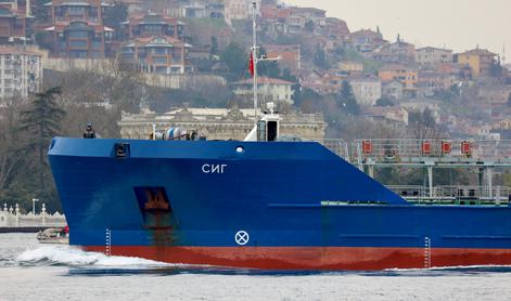 V domnevnem ukrajinskem napadu ob Krimu zadet ruski tanker
