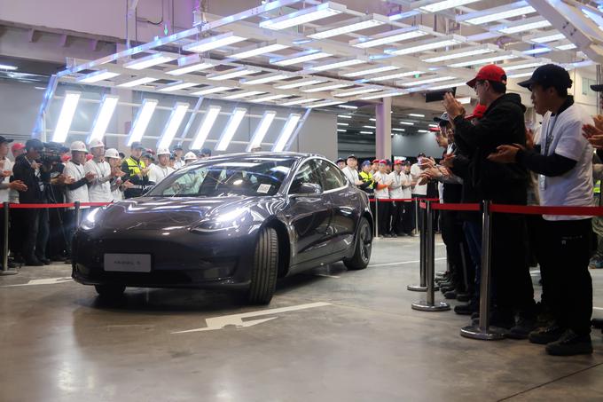 Tesla je tovarno na Kitajskem zgradila v le 10 mesecih. Petnajst zaposlenih je prvih dobilo model 3 iz te tovarne. Eden med njimi je s pomočjo avtomobila celo zaprosil svojo izbranko. | Foto: Reuters