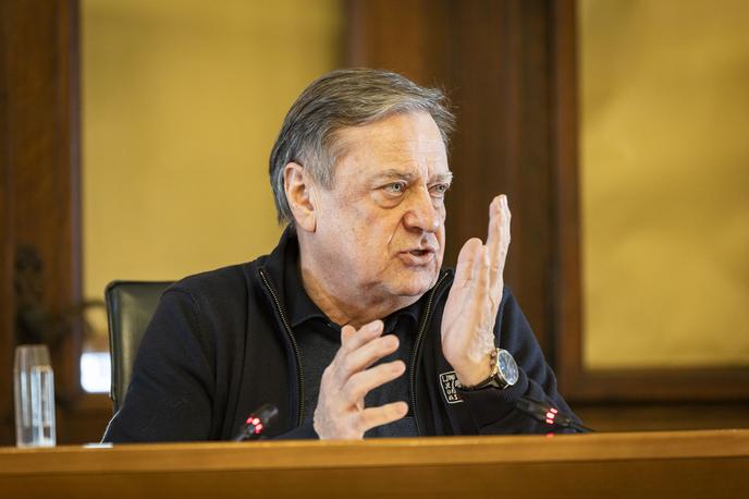 Novinarska konferenca ljubljanskega župana. Zoran Janković | Ljubljanski župan Zoran Janković občane poziva, naj v primerih nasilja ne kličejo znancev in sorodnikov, ampak policijo na številko 113. | Foto Bojan Puhek