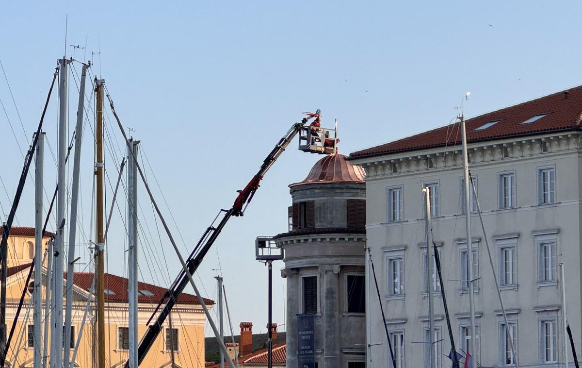 Piran, Pomorski muzej | Konstrukcija meri pet metrov v širino in 2,5 metra v višino, tehta pa približno dve toni. | Foto Matej Arh/STA