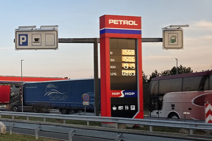 Gorivo na avtocestah | V Petrolu odločitev vlade pod vodstvom Janeza Janše pozdravljajo. Obenem pa so v odzivu za medije poudarili, da regulirana marža v Sloveniji tudi po spremembi ostaja med najnižjimi v "primerljivih državah regije".  | Foto Srdjan Cvjetović