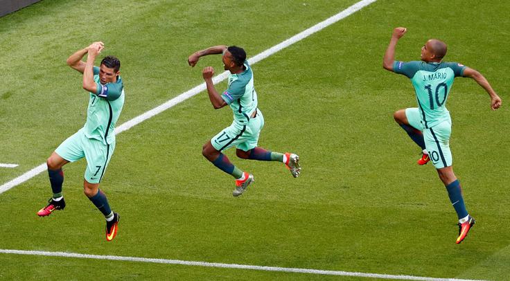 Veselje Ronalda in soigralcev po enem izmed njegovih dveh zadetkov na srečanju z Madžarsko (3:3). | Foto: 