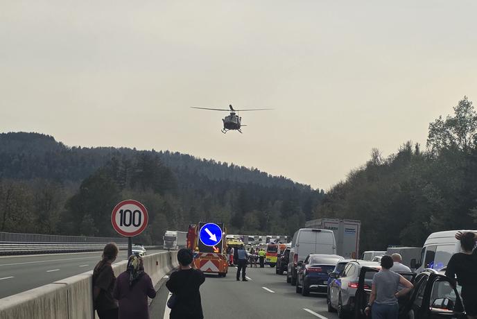 Tragedija na primorski avtocesti: umrle tri osebe, policisti reševali ujeta vozila #foto