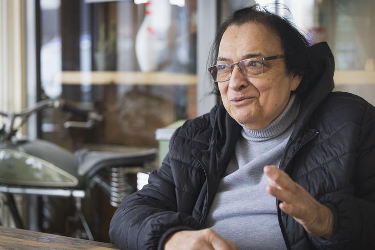 "Na neki način sem edini, ker so se ljudje pri meni navadili, da vedno pričakujejo, da ne bom ves čas enak. Zato se vprašajo: 'Kaj bo pa zdaj naredil? Ali bo zdaj zavil bolj v gospel, ali bo bolj v popevke ali pop, ali bo morda zavil bolj v narodnozabavne vode?'" | Foto: Bojan Puhek
