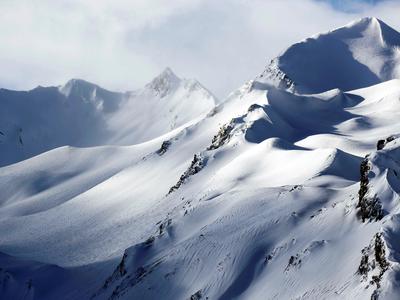 Plazova v francoskih Alpah zahtevala tri življenja