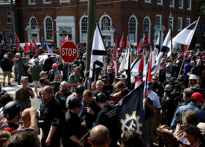 Belopolti nacionalisti v Charlottesvillu, med njimi naj bi bili po Trumpovem mnenju "v redu ljudje, ki jim mediji delajo veliko krivico". | Foto: Reuters