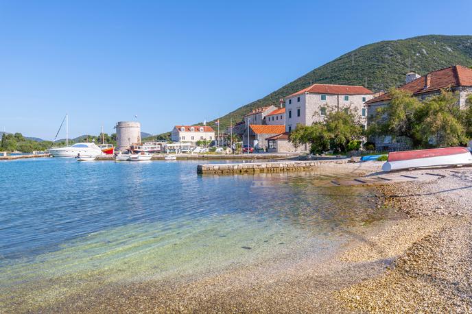 Ston, Dalmacija | Rezultati analize kopalne vode na plaži v Stonu po navedbah zavoda presegajo mejno vrednost za bakterijo Escherichia coli. (Fotografija je simbolična.) | Foto Shutterstock