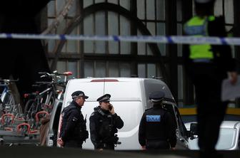 Londonski policisti odkrili sumljive pakete z eksplozivnimi napravami