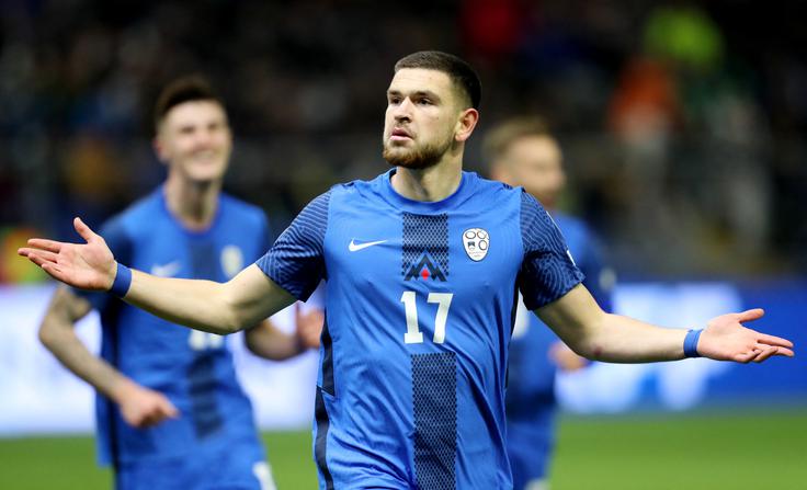 Na krstnem nastopu v dresu članske reprezentance je dosegel zadetek za zmago z 2:1 na gostovanju v Kazahstanu. | Foto: Reuters