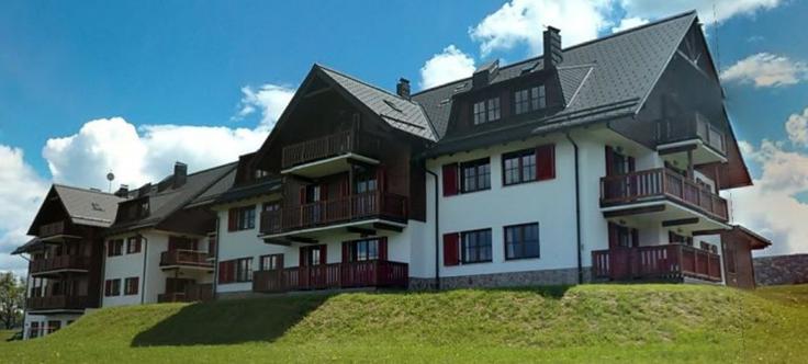 Dve apartmajski hiši s skupno 22 enotami na Ribniškem Pohorju bosta v začetku februarja na prodaj za 1,6 milijona evrov. | Foto: Google Street View
