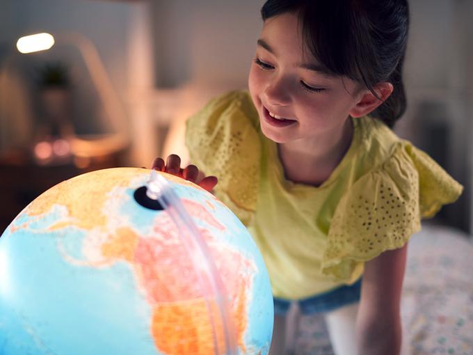 Otroku pripovedujte o tujih deželah. | Foto: Spar