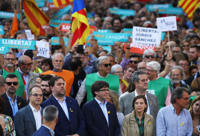 Madrid je danes suspendiral regionalno vlado pod vodstvom Carlesa Puigdemonta, ki se je udeležil popoldanskih protestov na ulicah Barcelone. | Foto: Reuters