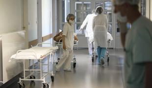 UKC Ljubljana opozarja: 30-letni učitelj ni želel v bolnišnico, umrl za posledicami covid-19