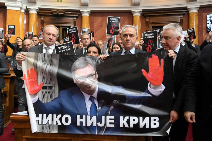 Transparent, ki prikazuje krvave roke Vučića.  | Foto: Reuters