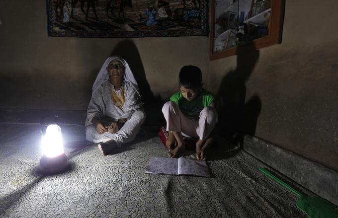 Povprečni Indijec branju nameni kar deset ur na teden.  | Foto: Reuters