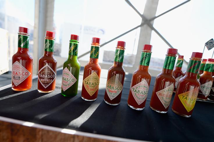 Ob izvirnem tabasku so razvili še nekaj različic - zeleno, proizvedeno iz papričic jalapeno, ekstra pekočo iz papričic habanero, pa dimljeno, sladko-pekočo ... proizvajajo pa tudi čokolado s tabaskom. | Foto: Getty Images