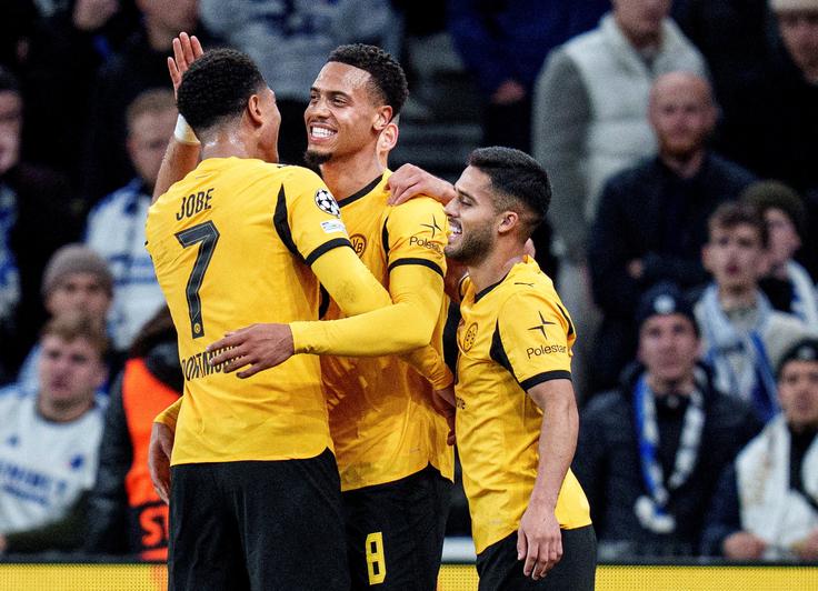 Nemška Borussia iz Dortmunda je v danski prestolnici osvojila vse tri točke. Za zmago s 4:2 je dvakrat zadel Felix Nmecha, po enkrat Alžirec Ramy Bensebaini in Portugalec Fabio Silva, za gostitelje pa Waldemar Anton (avtogol) in Islandec Viktor Dadason. To je bila jubilejna 200. zmaga rumeno-črnih v najmočnejšem evropskem tekmovanju. | Foto: Reuters