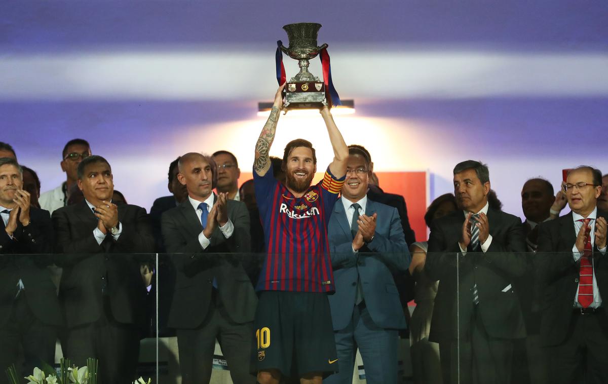Lionel Messi | Zgodovinski trenutek: Lionel Messi je prvič kot kapetan Barcelone dvignil lovoriko v zrak. | Foto Reuters