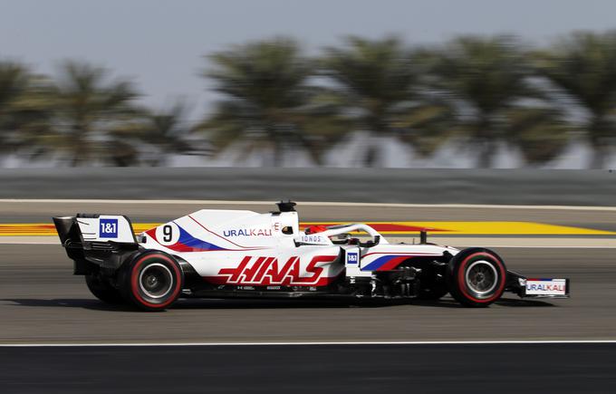 Haasova formula v precej opaznih "ruskih" barvah. Mazepinovo podjetje se je prebilo tudi v uradni naziv moštva. | Foto: Reuters