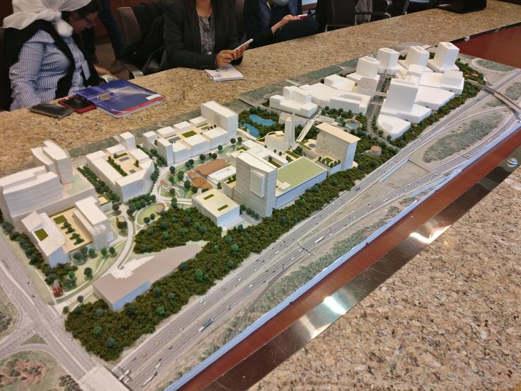 Maketa prenovljenega parka, na območju katerega je danes le gozd in nekaj opuščenih stavb. | Foto: Siol.net/ A. P. K.