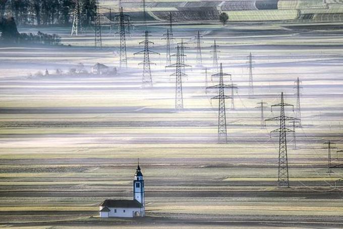 Cerkev na poljih Sorškega polja | Foto: Sony World Photography Awards / Andrej Tarfila