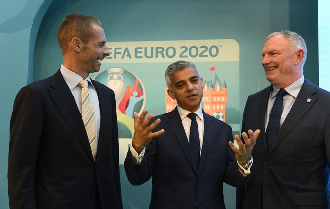 Londonski župan (v sredini) je nasmejal novopečena predsednika Evropske nogometne zveze (Uefa) in  angleške nogometne zveze. | Foto: Reuters