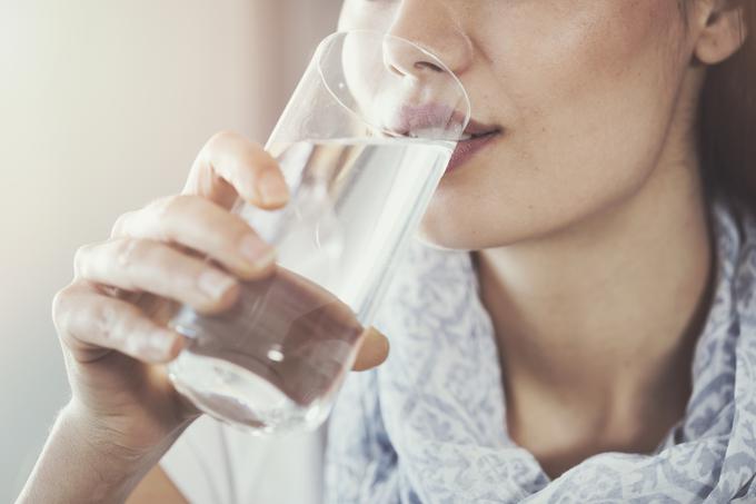 Redno uživanje vode in drugih primernih tekočin je res zelo pomembno za zdravje, toda v nasprotju s številnimi "nasveti", ki krožijo po WhatsAppu, zgolj pitje tople vode na 15 ali 20 minut NE BO uničilo koronavirusa. | Foto: Getty Images