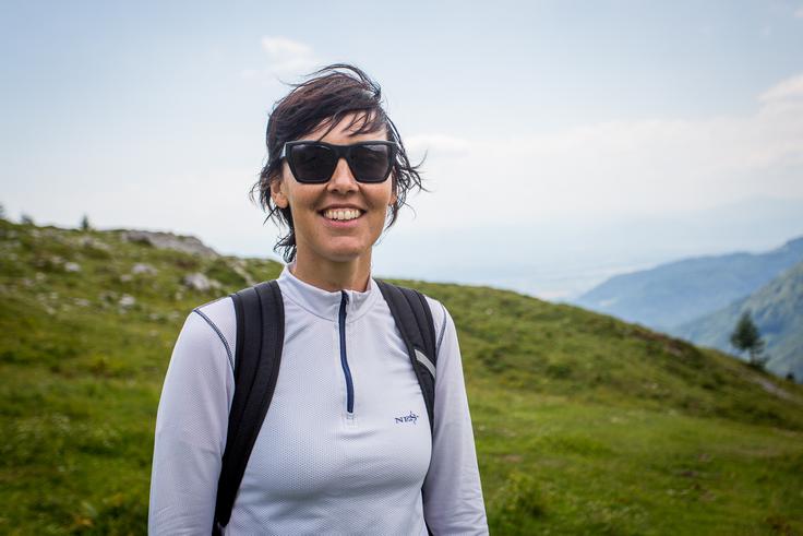 "Pastirska skupnost je pomembna, saj je zaslužna tudi zato, da koče ohranijo, četudi v njih ni več pastirjev," o ravnanju s planino pripoveduje lokalna vodička Irena Grmek. | Foto: Žiga Zupan/Sportida