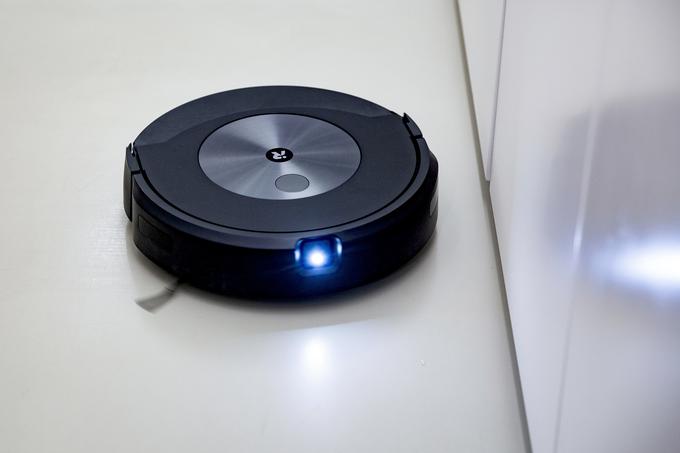 Hibridni sesalnik iRobot Roomba Combo j7+ (na fotografiji) je navzven skoraj povsem enak nekoliko starejšemu modelu j7+, ki deluje samo kot sesalnik. | Foto: Ana Kovač
