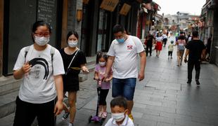 V Pekingu zaprli deset sosesk, v Črni gori spet koronavirus #video