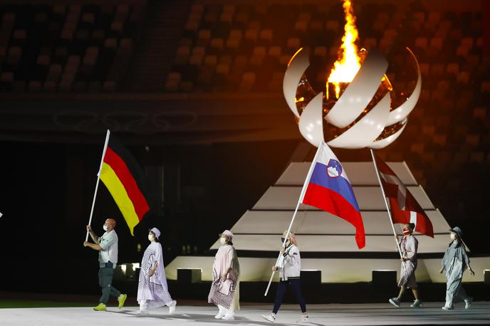 Tokio 2020 - zaključek - Janja Garnbret | Igre 32. olimpijade so končane. Slovensko zastavo je na zaključni slovesnosti nosila zlata Janja Garnbret. | Foto Anže Malovrh/STA