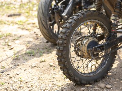 18-letnika zasačili pri razstavljanju ukradenega kros motorja