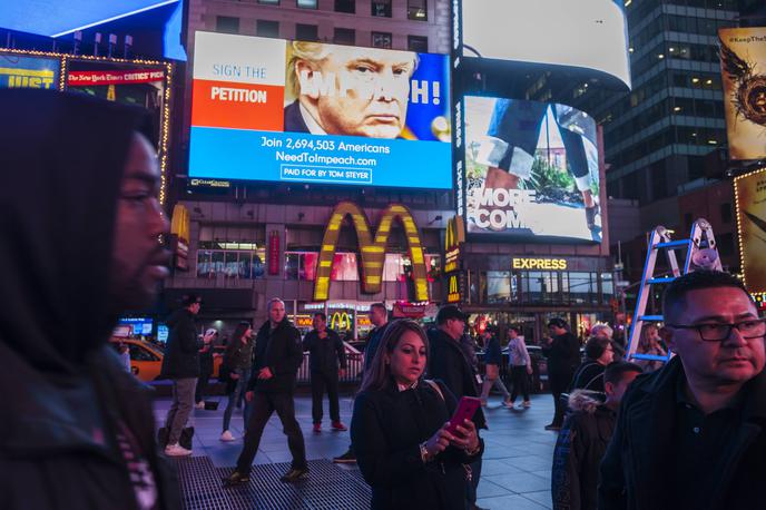 ustavna obtožba, Donald Trump | Na fotografiji je prikazan oglas na Times Squaru v New Yorku s pozivom k peticiji za ustavno obtožbo zoper Donalda Trumpa, ki ga je novembra 2017 naročil in plačal milijarder Tom Steyer. | Foto Guliverimage