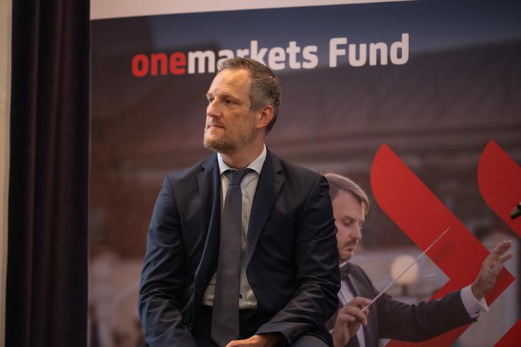 Tine Verbole, vodja Poslovanja s prebivalstvom in malimi podjetji, UniCredit Bank: "Slovenci varčujemo dosledno, a zelo konservativno. Večino sredstev hranimo v obliki gotovine in depozitov.  V povprečju sicer varčujemo, a premalo dolgoročno investiramo. Stranke spodbujamo, da mesečno namenijo od pet do 15 odstotkov prihodkov za svojo finančno prihodnost, bodisi v obliki varčevanja bodisi v obliki vlaganj."  | Foto: Klemen Razinger