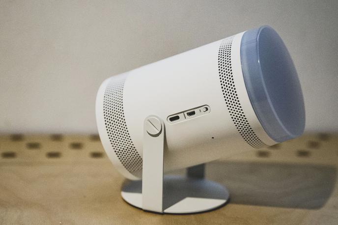 Samsung smart portable projector | Samsung Freestyle: projektor, pametni zvočnik in okrasna svetilka v minimalistični, a vendarle lični podobi | Foto Ana Kovač