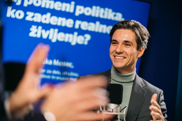 Mesec pove, da je z delom vlade zadovoljen in da se je v drugem delu mandata jasno začutil napredek. "Na začetku smo se vsi, vključno s predsednikom, še lovili. V zadnjih mesecih pa se mi zdi, da postaja vse dobro organizirano in vodeno – tako kot mora biti," poudarja. Prepričan je tudi, da to vedno bolj opazijo tudi navzven: "Slovenija ima vodstvo, ki si ga zasluži – in ki si zasluži še en mandat, da svoje delo dokonča." | Foto: Jan Lukanović