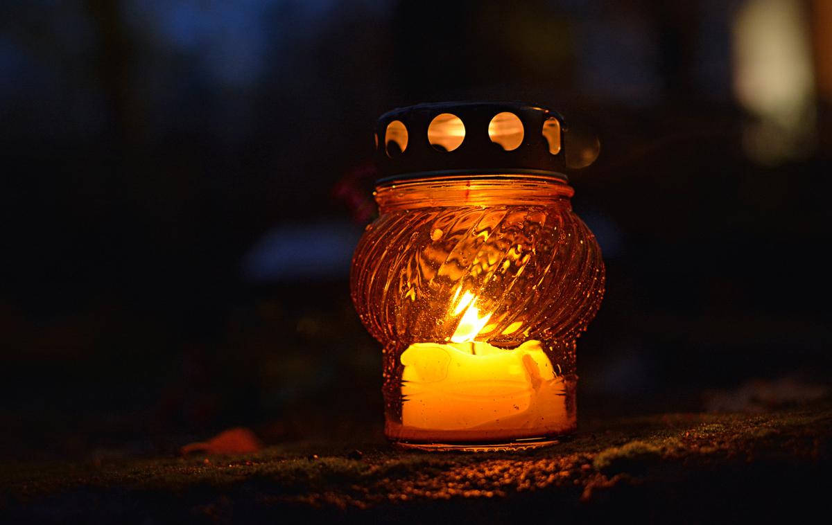 Nagrobna sveča | Sredi februarja je Eurostat objavil podatek glede presežne umrljivosti za mesec december lani, ko se je Slovenija po presežni umrljivosti uvrstila na prvo mesto in visoko nad povprečje EU. | Foto Shutterstock