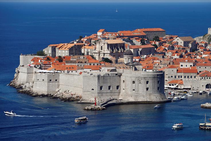 Od danes v državah, kjer že velja Evrotarifa, ne bo več stroškov dohodnih klicev. Na fotografiji: Dubrovnik, Hrvaška | Foto: Reuters