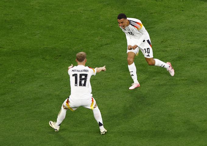Maximilian Mittelstadt se je veselil podvojitve vodstva s strelcem drugega gola Jamalom Musialo. | Foto: Reuters